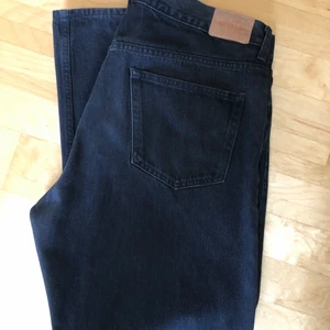 Weekday, space jeans relaxed 32/30 - Säljer dessa svarta jeansen från weekday i storlek 32/30. Passar mig som är 180, väger 75. Fitpic i pm. Använda en del men de är i fint skick. Pris: 200kr