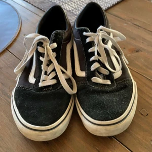 Vans - Säljer mina svartvita vans!! Använda men i bra skick!! Tvättar såklart dem innan de skickas! Frakt ingår inte i priset!! Skriv för fler frågor🤍🖤
