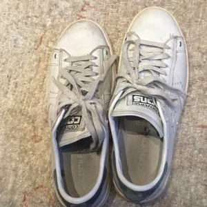 Converse skor storlek 36,5 - Säljer dessa blåa conversei storlek 36,5 passar 38 också 🦕🦕. Köpte för 900kr. Lite smutsiga men absolut inte mycket. Använd typ 1 gång. Säljer för de inte kommer till användning längre.