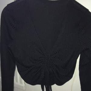 Köpte denna tröjan för några månader. Den var för stor för mig och använda den aldrig bra material och kvalitet inga tecken på använd helt nu och är färgen svart. Den har rep som man kan dra så det blir ännu finare!!!! 👍🏽😁😁😁