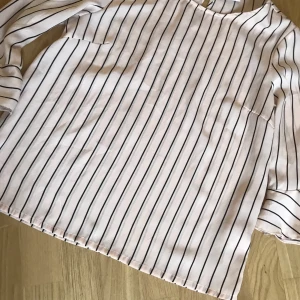 Vila blus storlek 40 - Blus i fint skick och storleken är 40 och den säljes för 50kr och köparen står för frakten 