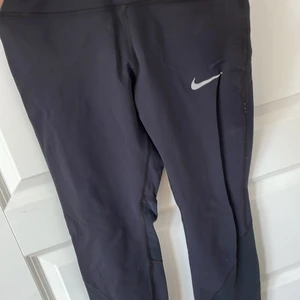 Svarta leggings från Nike  - Svarta träningsleggings från Nike. Coola detaljer med resårband i midjan. Köparen står för frakt.