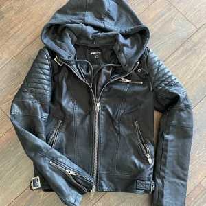Skinnjacka bikerjacka biker jacka - Snygg skinnjacka (fuskskinn), bikermodell. Strl S, knappt använd :)