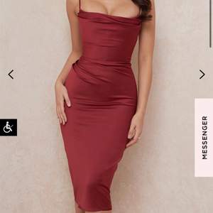 Jag säljer en helt ny klänning från House of cb i storlek XS. Den har alla lappar kvar och orginalförpackning. Nypris ca 2500 kr. Säljer den för 1300. Modellen heter Anja. Andra bilden är inte min, den är lånad från weronikazalazinska Instagram. 