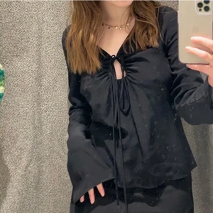 Blus mango  - Jättefin blus ifrån mango. Köpt på Plick men passade ej, så säljer vidare. Lånade bilder från tidigare säljare❤️