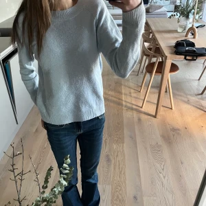 Stickad blå tröja - Säljer denna supersköna och supersnygga ljusblå tröja 