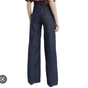 Levis ribcage wide leg - Så så snygga Levis wide leg. Jag köpte de här på plick och de är i nyskick, tyvärr är de för stora för mig. 28/32 