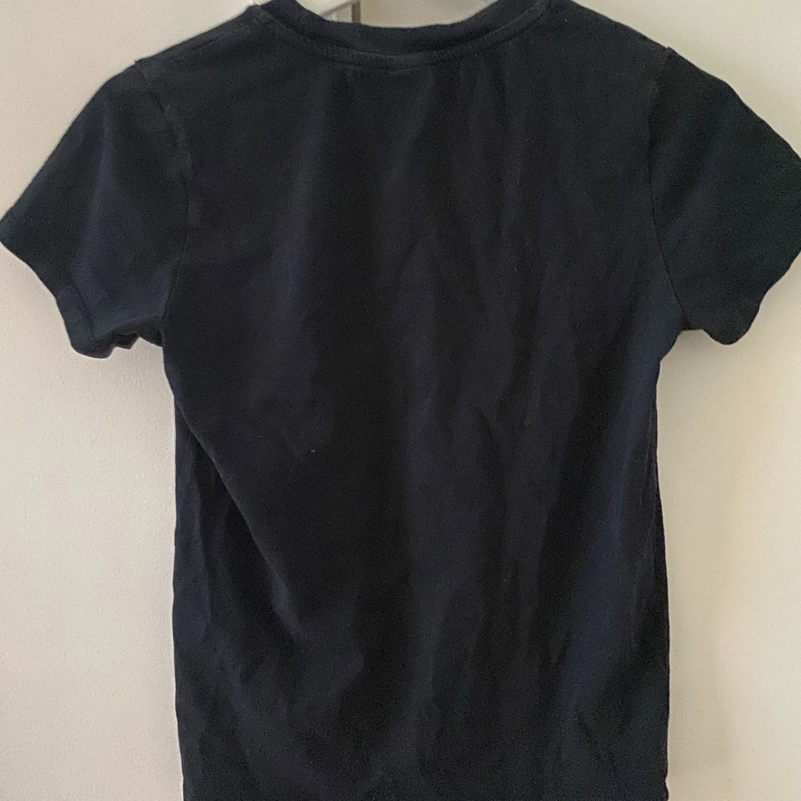 Svart T-shirt med tryck - 91