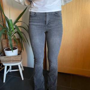 Jeans från Gina i bootcut modell 