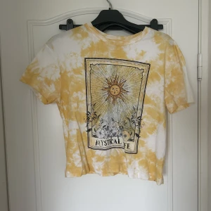 T-shirt - Gul batikmönstrad tröja