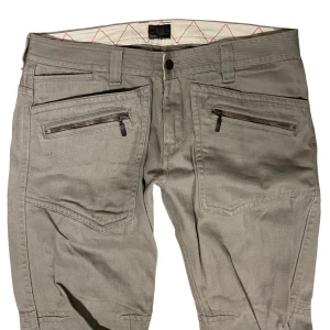 Flared zip pants  - Man kan välja hur flared man vill ha byxorna 