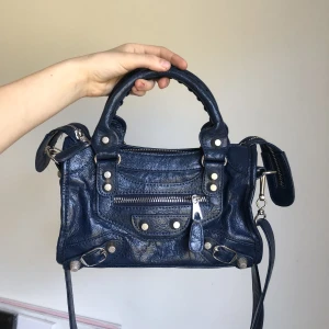 Balenciga liknande väska - Mötkblå väska i fint skick köpt här på plick! Ganska liten men rymmer mycket! Köpare står för frakt eller så möts jag i Uppsala😊