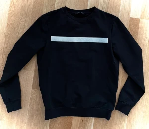 Märkes tröja. Antony Morato  - Sparsamt använd Antony Morato med svart & silver logo på bröstet. 