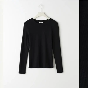 LÅNGÄRMAD TOPP - Nyskick. Storlek S passar xs-m 