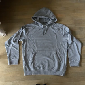 Napapijri Hoodie - Helt ny, fick i vintras av min kära mormor som köpte fel storlek och inte har kvitto 😍Ljusblå färg, go tjocklek :) Och alltså aldrig buren.