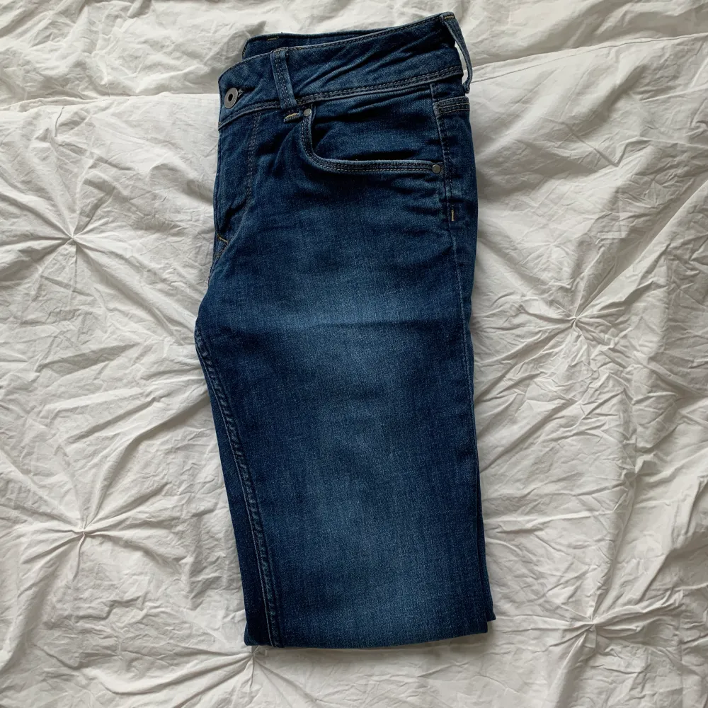 Lågmidjade blå jeans, dem är ganska tajta och nästan skinny. Men i nyskick🤍. Jeans & Byxor.