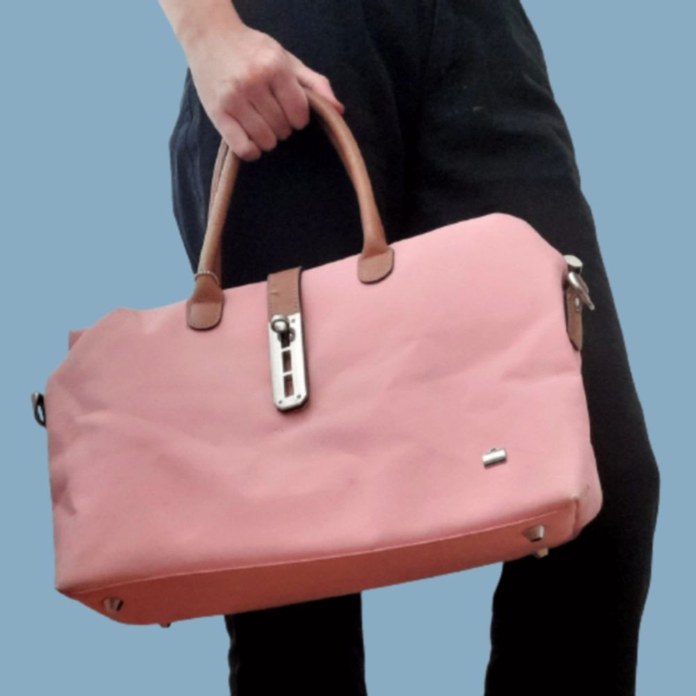 Rosa handväska från 00-talet. Får plats med mycket. Har några fläckar som jag inte får bort men är för övrigt i bra kvalité. Använd gärna prisförslag/köp nu funktionen . Väskor.