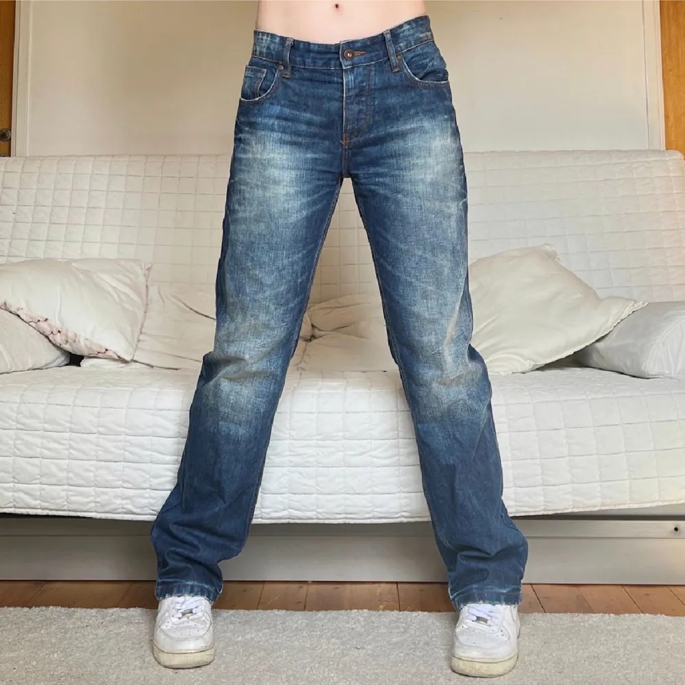 Säljer dessa coola jeans i storlek 32/32, 90cm midja och 81cm innerbenslängd❤️ Jag på bilderna är 172cm lång och storlek 38💕. Jeans & Byxor.