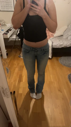 Lågmidjade jeans  - Säljer mina ABSOLUTA favorit lågmidjade jeans då de tyvärr är för små för mig😫300kr+frakt🫶🏼