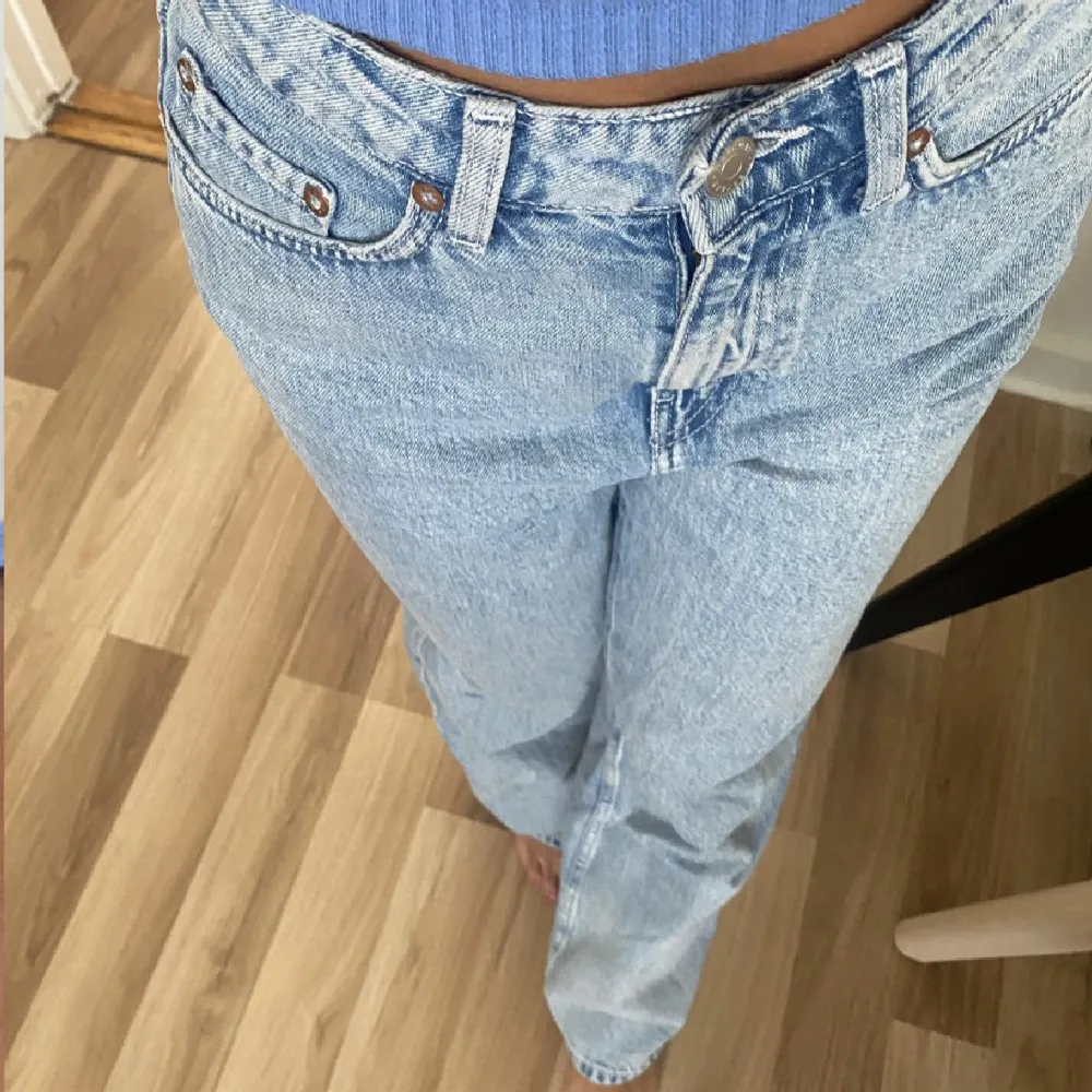 Weekday jeans i modellen Rowe strl w26l30, jag är 160 cm. Helt nyskick, använda endast två gånger!💙nypris 500kr.. Jeans & Byxor.