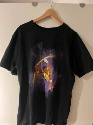 Kobe t-shirt  - Oversize t-shirt med Kobe bryant tryck från Mister tee. Ny pris ca 300-400kr Nästan aldrig använd 