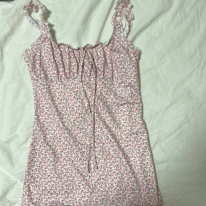Sommarklänning  - Använd men inga defekter❤️Har sytt in armarna då de var väldigt långa (bild 2)