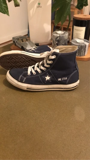 Converse One Star - Riktigt fina Converse skor knappt använda. Skick 8/10 endast smutsiga. Pris diskuterbart vid smidig affär.