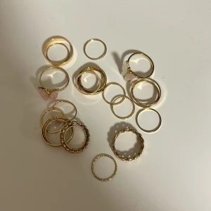 Blandade guldringar - Blandade ringar, de flesta från shein❤️Köp alla för 15kr. Några är lite rostiga, men de flesta är i nyskick 
