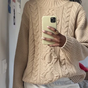 Stickad beige tröja - Varm och skön stickad oversized tröja i nyskick! 💕💕
