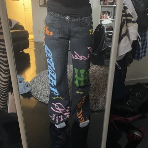 Jaded London jeans - Lågmidjade jeans från jaded london med coola tryck på!! Jag är 174 cm och dem sitter perfekt i längden, jag har storlek 29 i midja och dem sitter bra!!