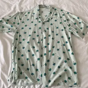 Good thin summer shirt that’s great for the beach. Very breathable and in perfect condition.
