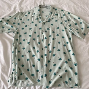 Palm Tree Button Shirt - Good thin summer shirt that’s great for the beach. Very breathable and in perfect condition.