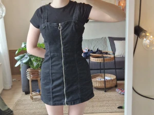 Kort klänning - Svart klänning från hm, sparsamt använd. Ganska stretchigt i materialet. Banden går att justera. Gör sv dig om fler bilder önskas!