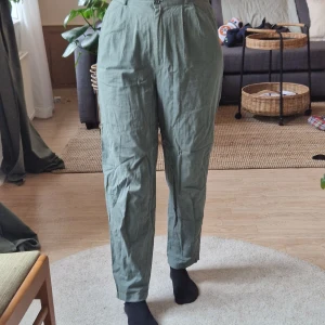 Gröna byxor - Ljusgröna byxor, sparsamt använda. Köpta för 250kr från pop boutique. Fick inte till det med färgen på mina bilder, så lånade en bild från deras hemsida där syns det bättre! Om fler bilder önskas så hör av dig! Tunnt material, skönt till slmmaren!