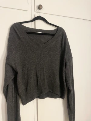 Stickad tröja - Fin stickad tröja från zara!😊 Säljer då den inte kommer till användning🫶🏻 Så fin och passar till alla tillfällen! Storlek S köpt för 499kr