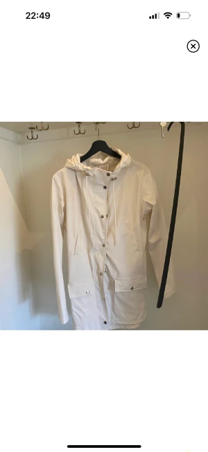 Regnjacka - Så fin regnkappa från Cubus 🤎🍂 strl S, fint skick förutom ett mindre bläckpennestreck som syns på bild 3 (kanske går att få bort med rätt medel). Nypris 600kr