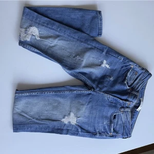 Jeans 26/30 - Snygga Jeans från Gina storlek 26/30. Använda men i mycket fint skick! Stretchigt material, formar sig väldigt fint över rumpa och ben. Dragkedja vid benslut. Kan skicka mer bilder. Midja: ca68cm Innerben:67cm