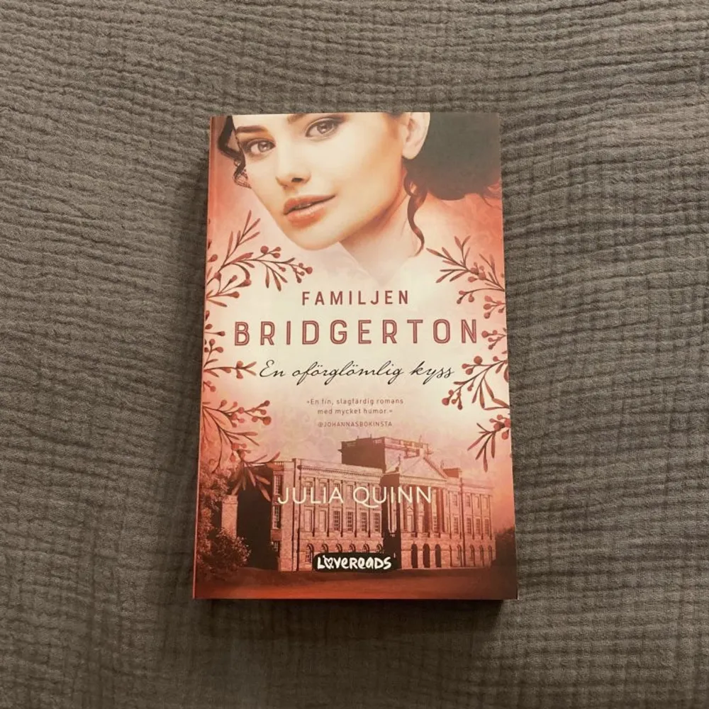 Sjunde boken i Familjen Bridgerton serien. Aldrig läst, helt nytt skick. (Frakten ingår inte, kostar olika) Snälla klicka inte på ”köp nu”💗. Övrigt.