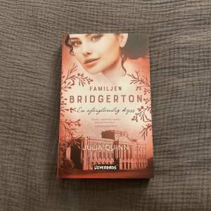 Sjunde boken i Familjen Bridgerton serien. Aldrig läst, helt nytt skick. (Frakten ingår inte, kostar olika) Snälla klicka inte på ”köp nu”💗
