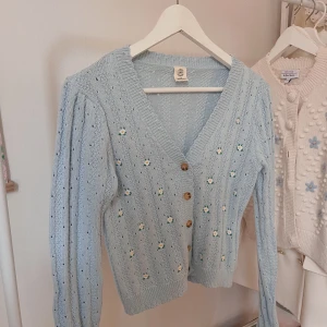 pointelle kofta med broderidetaljer i babyblå - sötaste pointelle kofta med broderidetaljer i babyblå från Urban Outfitters! passar så bra till våren och kyligare sommarkvällar 