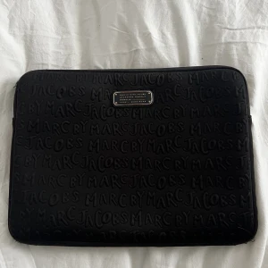 Datorfodral från Marc Jacobs  - Superfint datorfodral från Marc Jacobs. Passar till de flesta datorer, jag har haft hp, cromebook och MacBook, alla passar i det. Har lite defekter, priset är diskuterats vid snabb affär.
