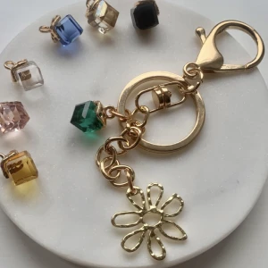 Handgjord nyckelring med grön diamant  - kolla in denna vackra handgjorda nyckelring. Varför inte ge den vardagliga nyckelring en estetisk uppgradering :) Checka gärna min profil för fler designer <3 Gör alla själv för hand, skriv vid frågor Ansvarar ej för postens slarv