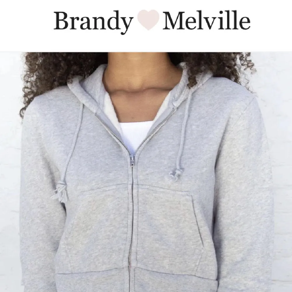 Jag säljer min gråa zip hoodie från Brandy Melville. Tröjan är i hyfsat bra skick. Tröjan har ingen specifik storlek, men jag har vanligtvis XS och den passar för mig. Kom gärna privat vid frågor💞. Hoodies.