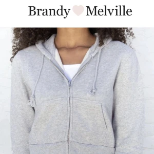 Brandy Melville hoodie💞 - Jag säljer min gråa zip hoodie från Brandy Melville. Tröjan är i hyfsat bra skick. Tröjan har ingen specifik storlek, men jag har vanligtvis XS och den passar för mig. Kom gärna privat vid frågor💞