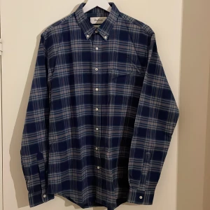 Schnaydermans skjorta  - Tjock flanellskjorta från Schnaydermans. Avslappnad passform, exklusiva detaljer. Använd ett fåtal gånger, toppskick! 