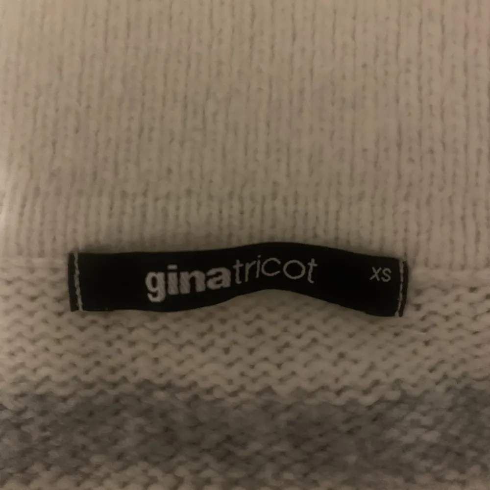 Randig stickad tröja från Gina Tricot som ej kommer till användning och har inte används så många ggr💗  Nypris:ca350kr mitt pris:120kr+frakt 💗  Skriv privat vid frågor eller funderingar 💗. Tröjor & Koftor.