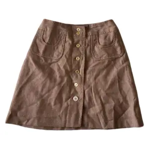 Nästan oanvänd kjol från 70-talet. Färgen i andra bilden är mer verklighetstrogen. 