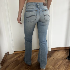 Lee jeans - Lågmidjade jeans från plick som är en gammal as snygg modell. Jeansen är i bra kvalite. Passar dig som är 160-167 lång. 