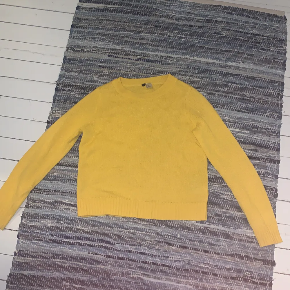 Fin gul stickad tröja från hm, säljer eftersom den inte kommer till användning💗 priset kan diskuteras!. Stickat.