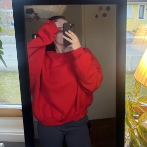 Oversized sweatshirt  - Jättemysig sweatshirt i mjukt material från Bershka. Älskar passformen då den är oversized i storleken men tyvärr kommer den inte till användning längre😊 Sparsamt använd, passar både S och M 💕 köpare står för frakt
